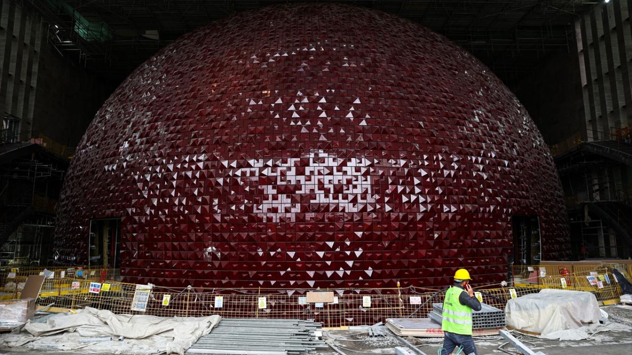 Yüzde 82`si tamamlanan AKM`nin hareketli sahne ve opera salonunun yapımına devam ediliyor. 