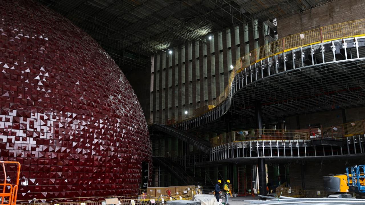 15 bin özel el yapımı kırmızı seramik kullanılarak yapılan opera kulesindeki çalışmalar ise tamamlandı. 