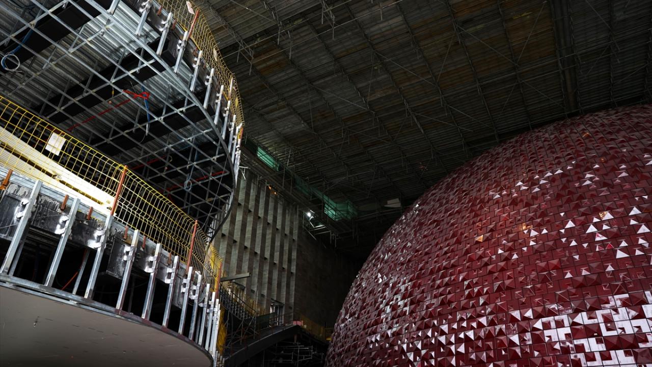 Yeni AKM`nin bina dışı ve çatı işlerinde sona yaklaşıldı. AKM`de kullanılan ahşap kaplamaların ve sahne sisteminde kullanılacak motorların montajına başlandı. 