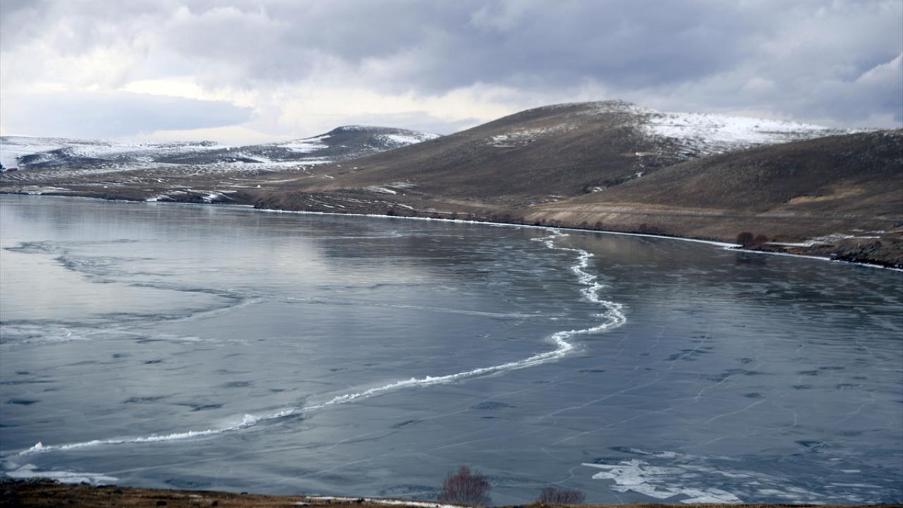 Kış mevsiminde donması nedeniyle üzerinde Eskimo usulü balık avcılığı ile atlı kızak gezintilerinin yapıldığı Çıldır Gölü`nün yüzeyindeki buzlar, sıcak havanın etkisiyle eriyor.