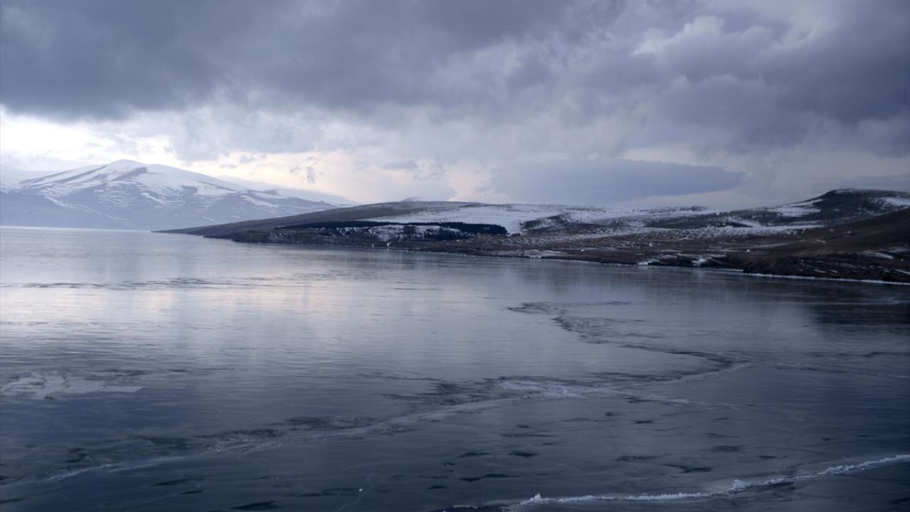 Çıldır Kaymakamı Alper Taş, yaptığı açıklamada, son günlerde normalin üstünde seyreden sıcak hava dolayısıyla Çıldır Gölü`nün buzlu yüzeyinde kısmen erimelerin başladığını söyledi.