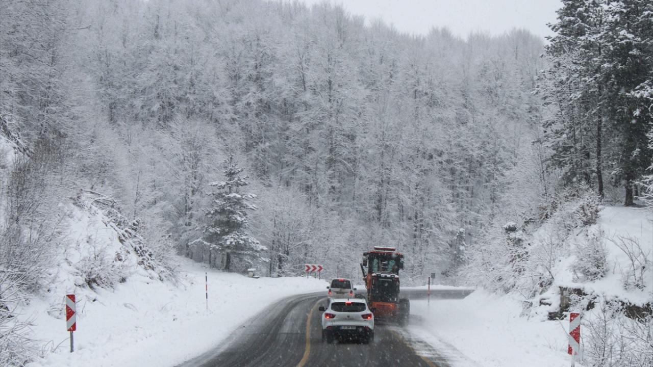 Domaniç-İnegöl kara yolunda kar yağışı, ulaşımı olumsuz etkiliyor. Hazırlıksız araçlarıyla yola çıkan sürücüler karlı yollarda zor anlar yaşıyor. 
