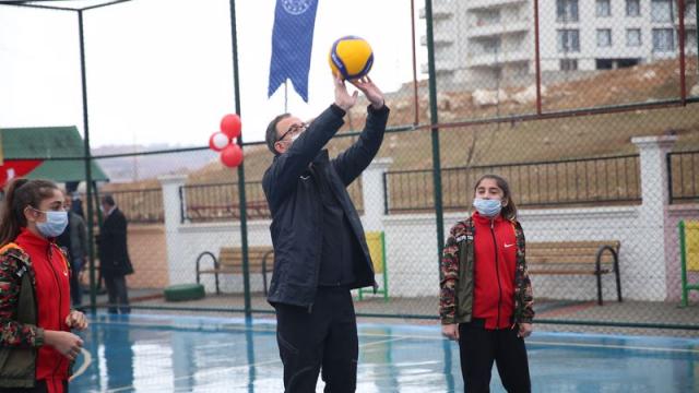 Bakan Kasapoğlu çocuklarla voleybol oynadı