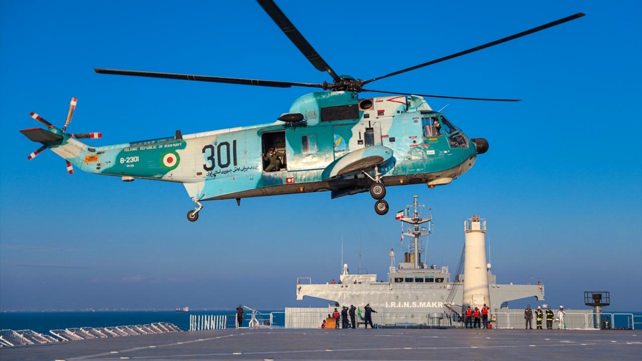 Tatbikatta, İran Deniz Kuvvetlerince üretilen Mekran helikopter gemisi de yer alıyor.