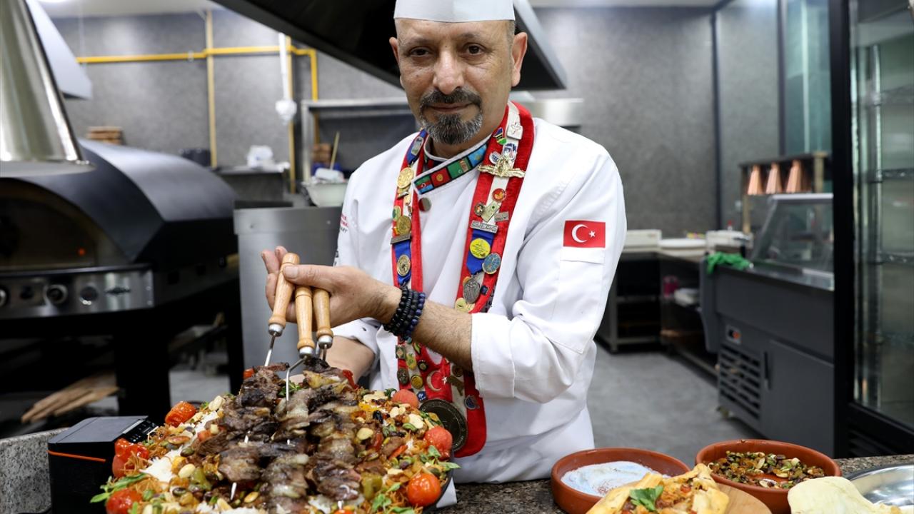 Osmanlı Saray mutfağı ve Türk mutfağına ait ürünler sunuluyor