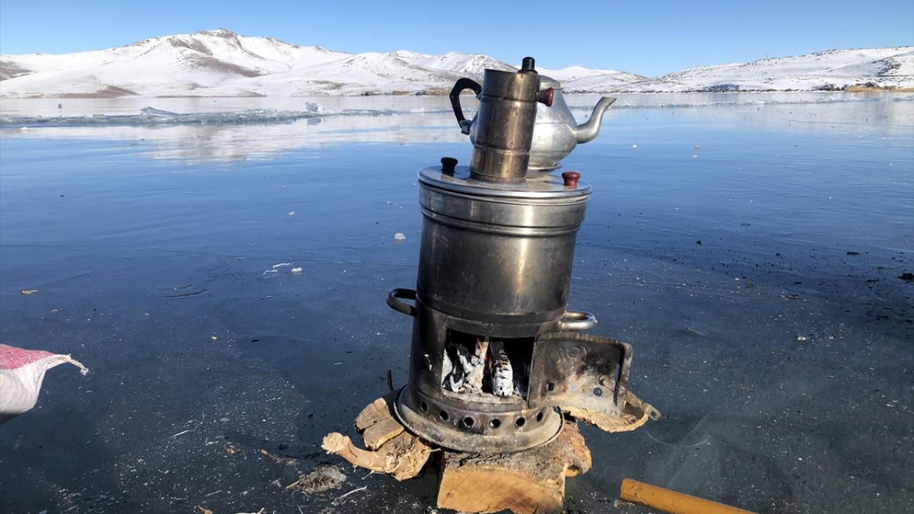 Sahip olduğu 2 bin 241 metre rakımla yurdun en yüksek rakımlı göllerinden Balık Gölü buzla kaplanınca, çevre illerdeki bazı vatandaşlar bu eşsiz manzarayı görmek için adeta göle akın etti.