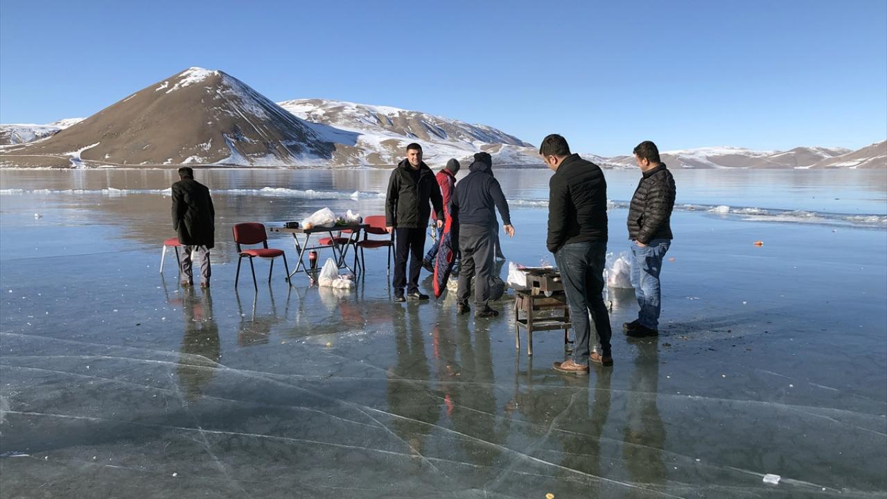 Bazı vatandaşlar gölün buzlu yüzeyinde yürüyüş yaparken, bazıları ise buzla kaplanan göl yüzeyinde mangal yakıp gölün tadını çıkardı.