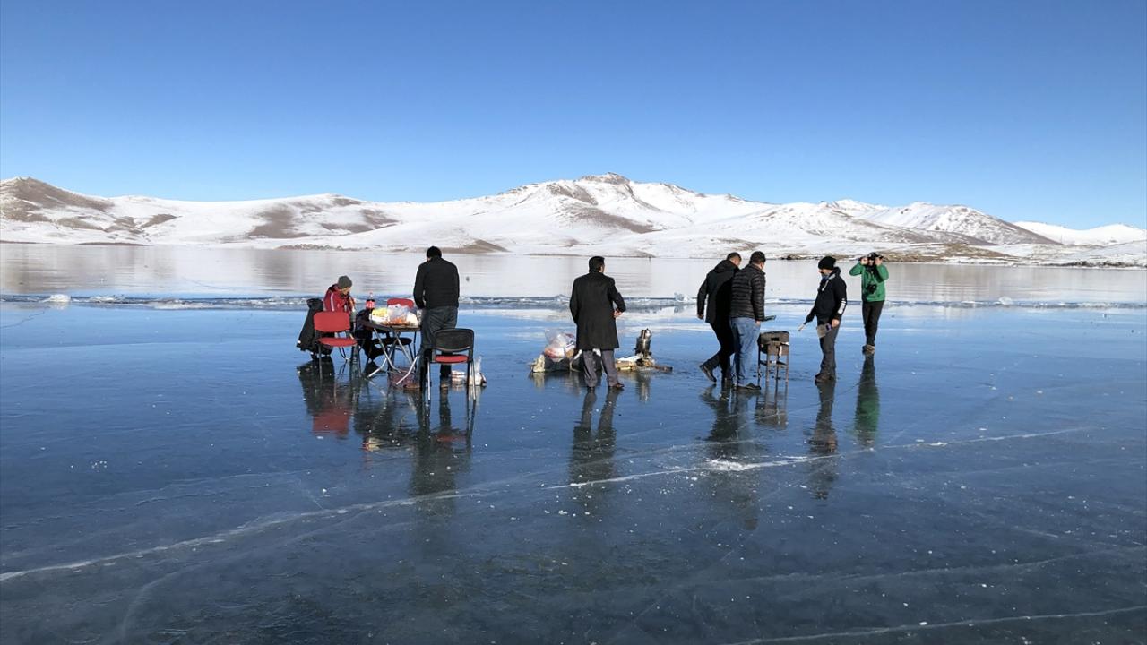 Iğdır`dan gelerek gölün buzla kaplı yüzeyinde mangal yapan ziyaretçilerden Vahap Arslan, doğada olmanın kendileri için bir tutku olduğunu belirtti.