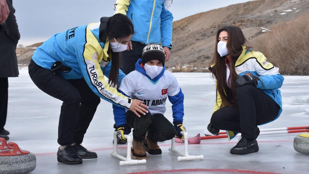 Bu kez profesyonel curling ekipmanlarıyla oynadılar