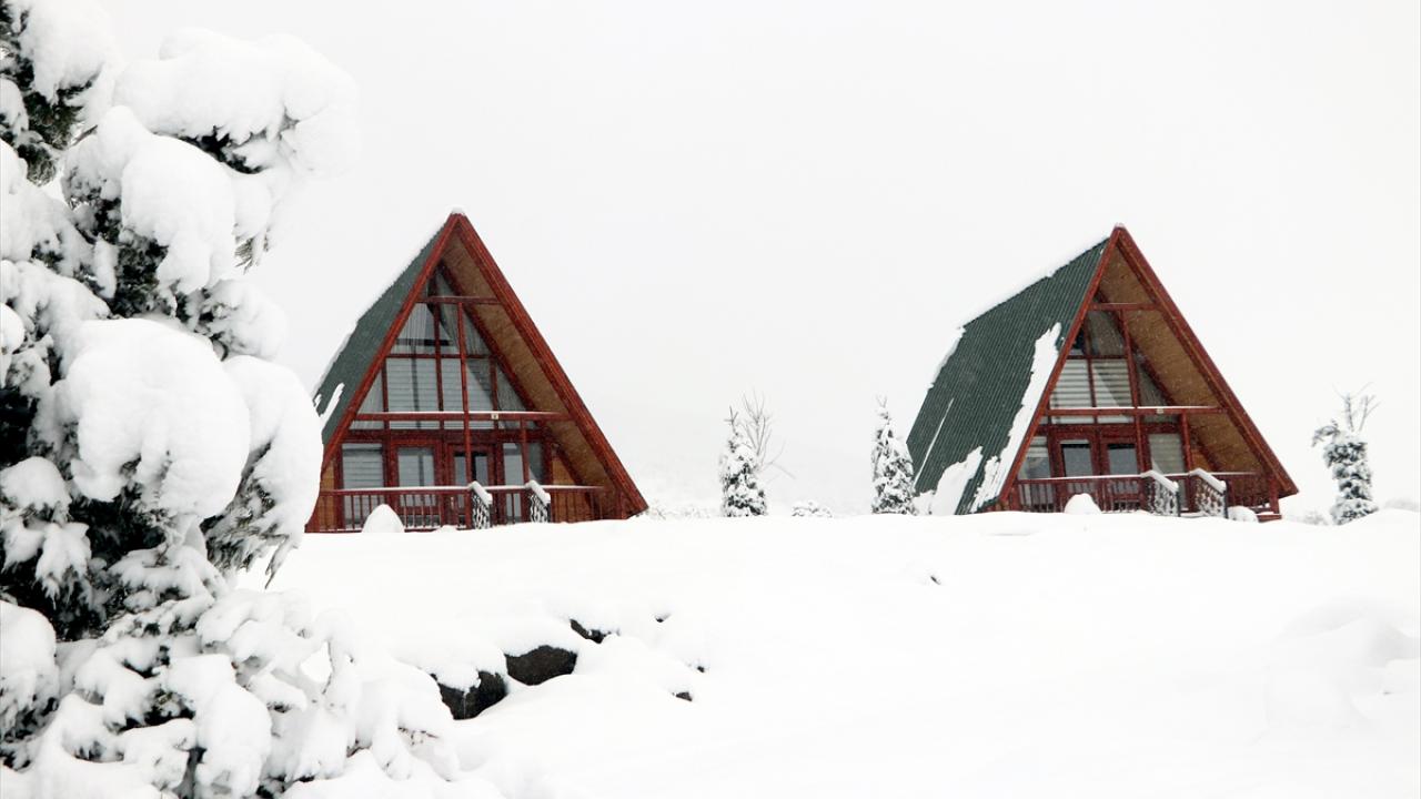 Dağın zirvesinde kar kalınlığı 25 santimetreye ulaştı. Hava tahmin raporlarına göre kayak merkezinde kar yağışının hafta sonuna kadar devam etmesi bekleniyor.