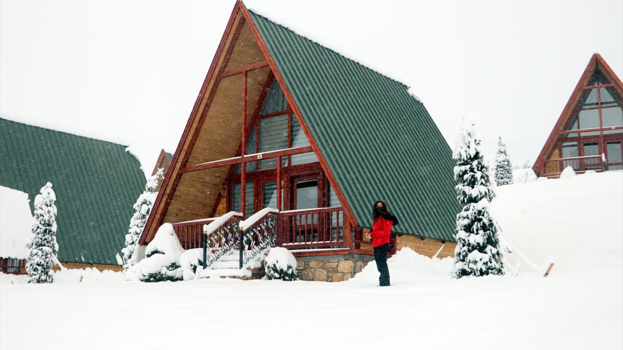 Kar kalınlığının istenilen seviyeye ulaşması durumunda kayak sezonunun kısa sürede açılabileceği belirtildi. 
