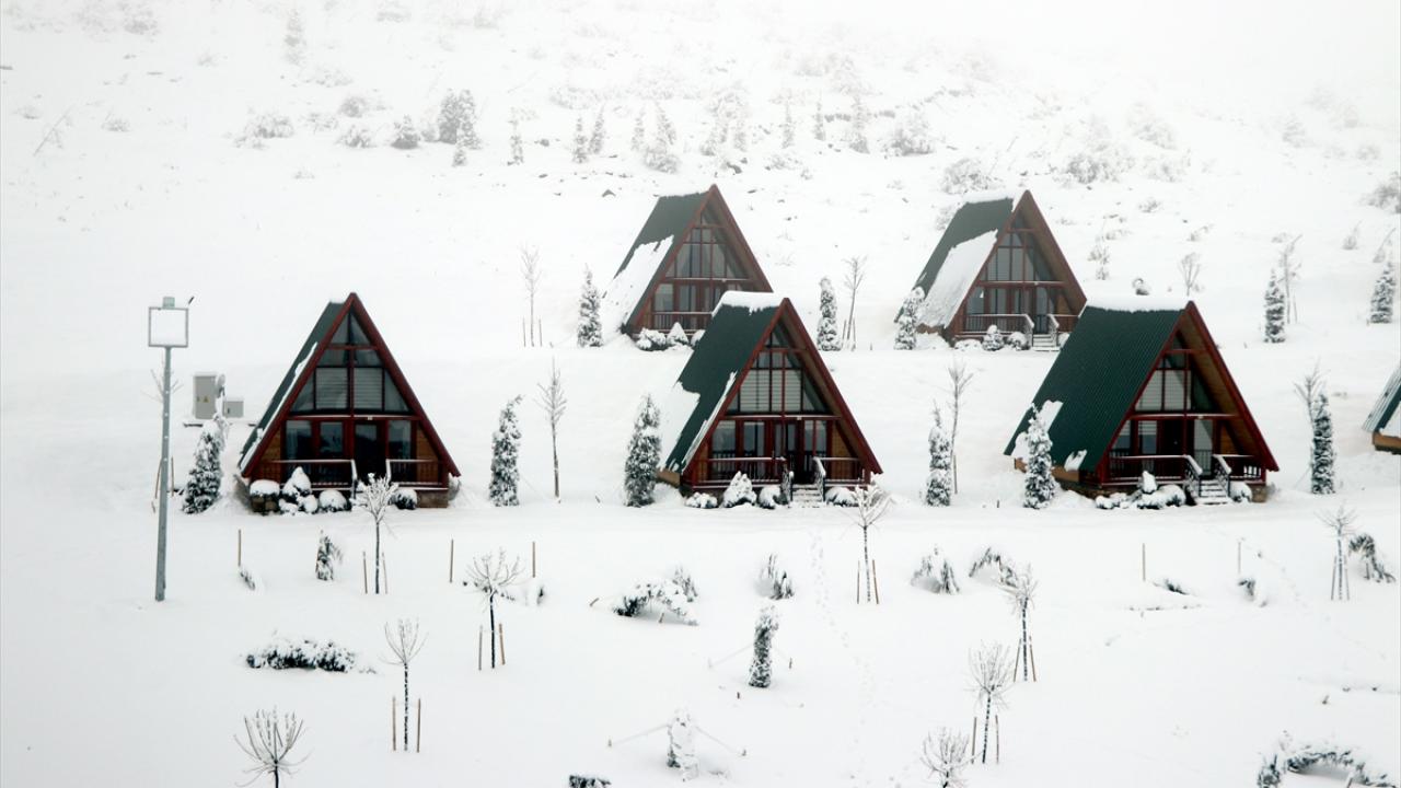 İl Özel İdaresi yetkililerinden alınan bilgiye göre, kent merkezine yaklaşık 58 kilometre uzaklıktaki kayak merkezinde, dün akşam başlayan kar yağışı aralıklarla etkisini sürdürüyor.