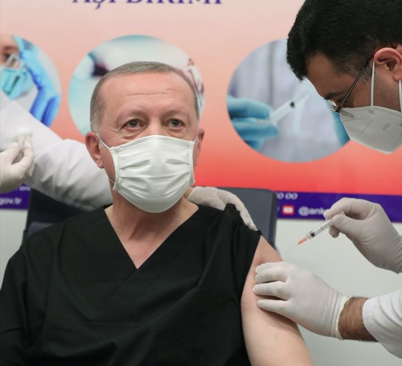 Toplantı sonrası Ankara Şehir Hastanesine geçen Erdoğan, koronavirüs aşısı yaptırdı.