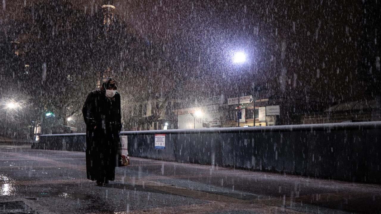 Kentte birkaç gündür süren yağışlı hava, gece saatlerinde yerini kara bıraktı.