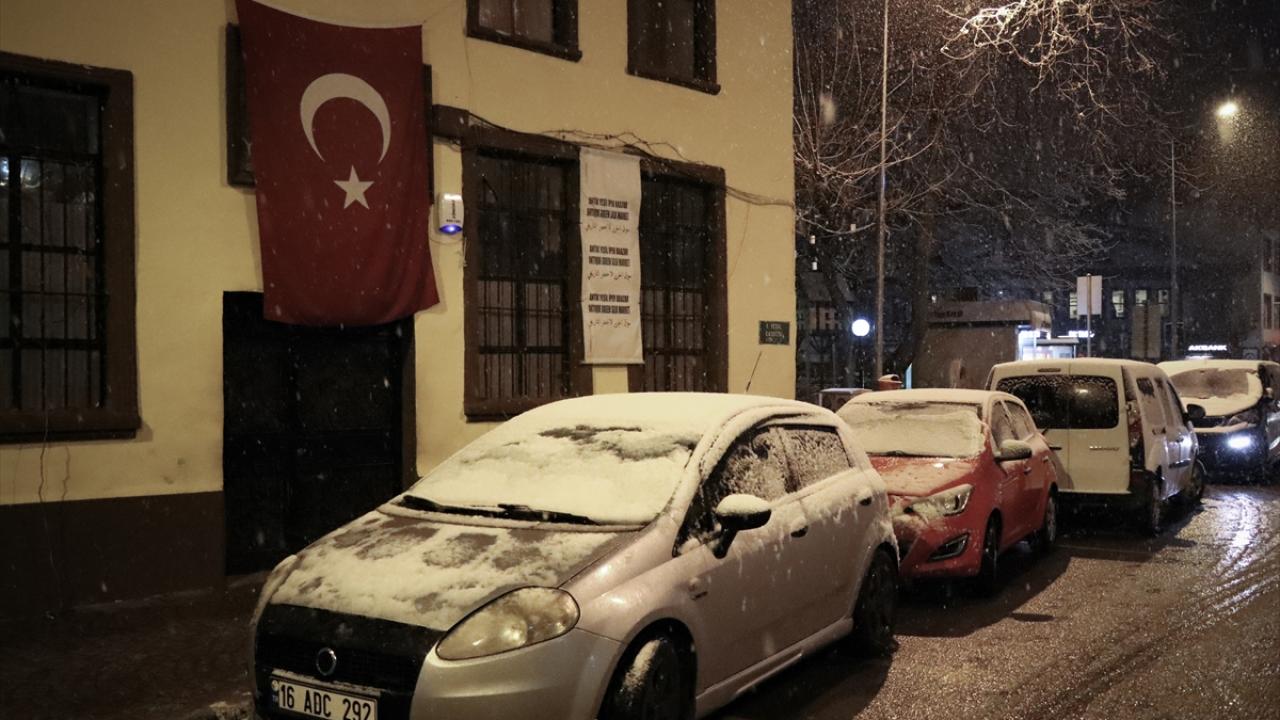 Hava sıcaklığının en yüksek 5, en düşük sıfırın altında 3 derece olarak ölçüldüğü kentte ayrıca sis de etkili oluyor.