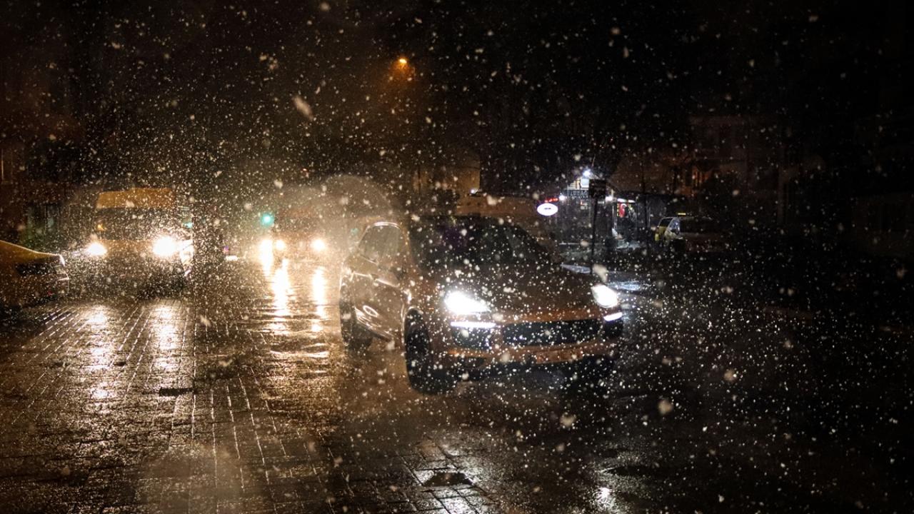 Kar yağışı ile birlikte araçlar, park ve bahçeler beyaza büründü. 