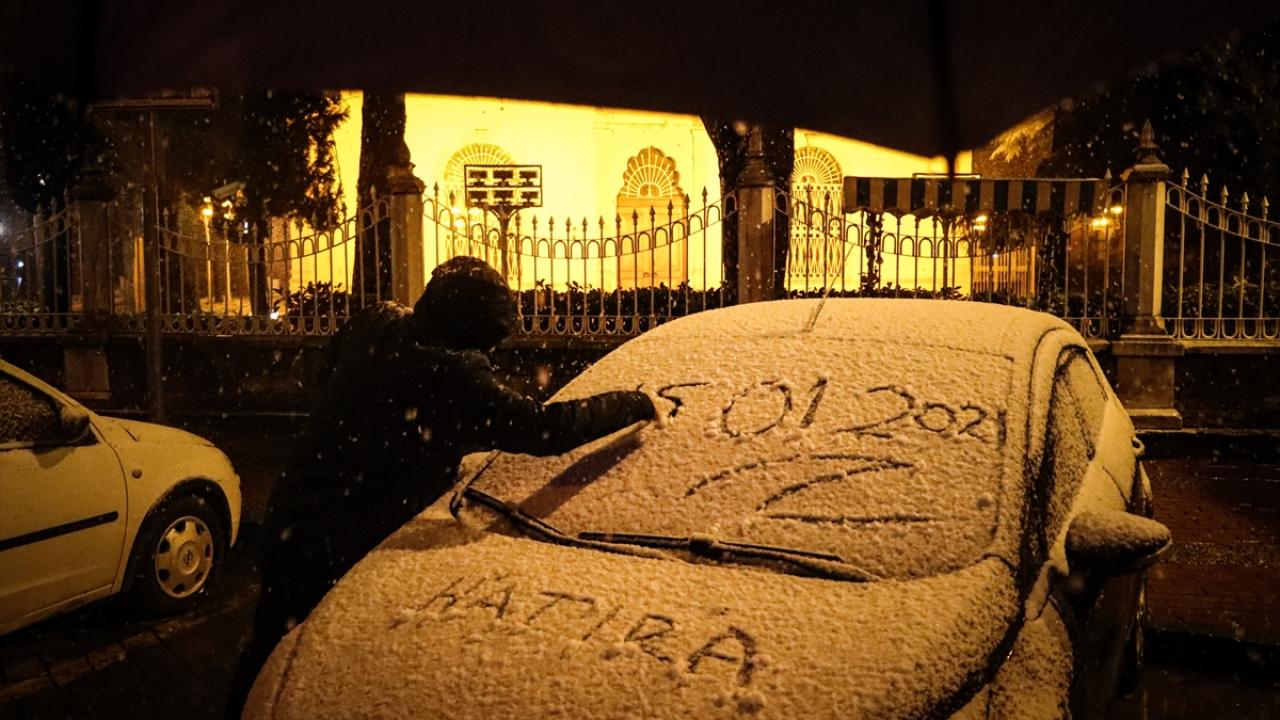 Bazı vatandaşlar sabah işe gitmek için evden çıktıklarında bir süre araçlarını ve iş yerlerinin önünü temizlemek için uğraş verdi.