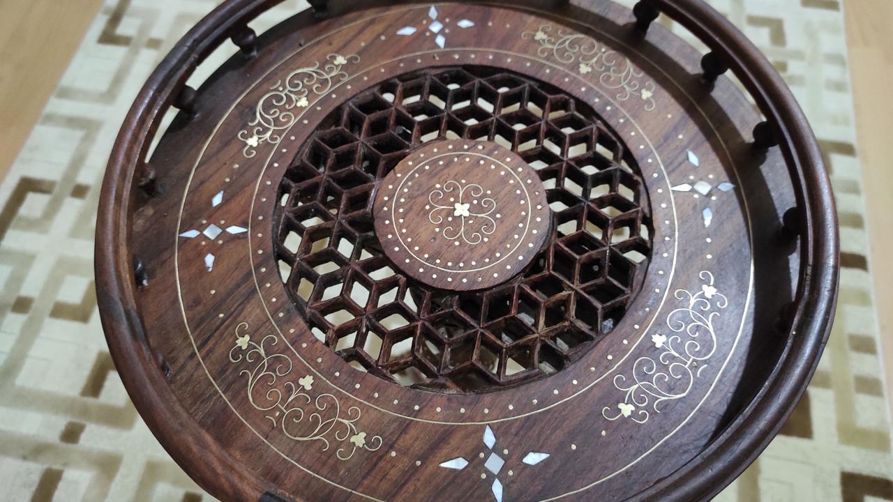 Kent merkezinde Gülyurt Mahallesi`nde oturan ve asıl mesleği kamyon şoförlüğü olan, evli ve 2 çocuk babası Oktay Pala, sedef kakma işine merak saldı.