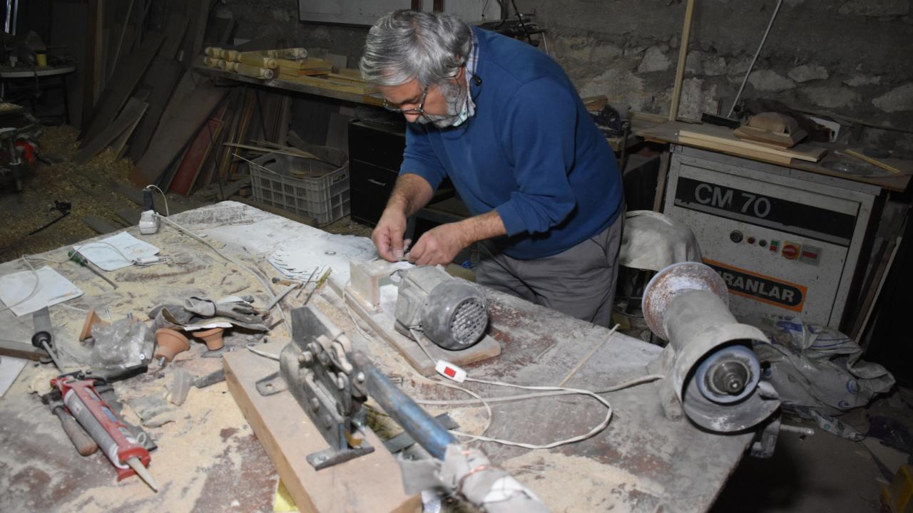 Merak üzerine sedef kakma sanatını öğrenen Pala, amatör olarak başladığı işinde kısa sürede ustalaştı.