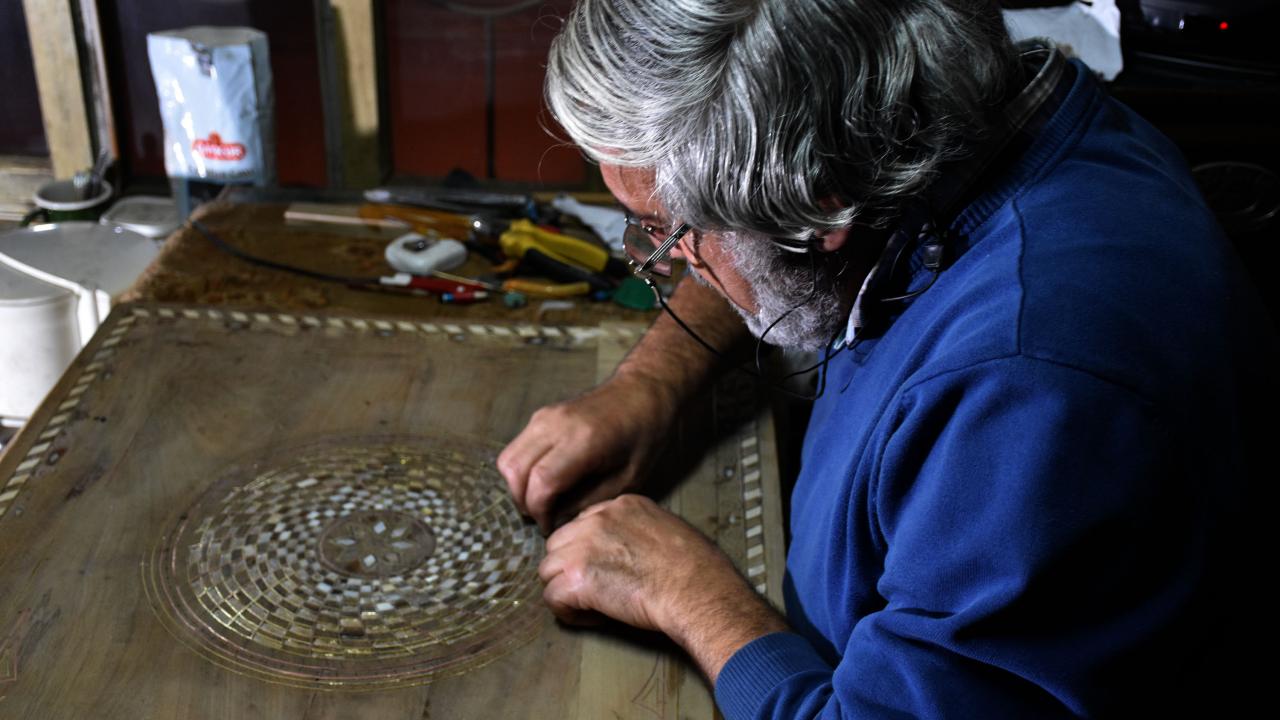 İlk önce satın aldığı kolye ve küpelerdeki sedefleri çıkararak kutu, rahle ve şekerlik gibi malzemelerde kullanan Pala, daha sonra sedefleri nerede bulacağını araştırıp internet üzerinden getirtmeye başladı. 