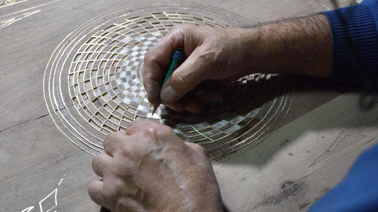 Arkadaşının atölyesinde çalışmalarını sürdüren Pala, sehpa, rahle, kutu, şekerlik gibi malzemeler üretiyor.