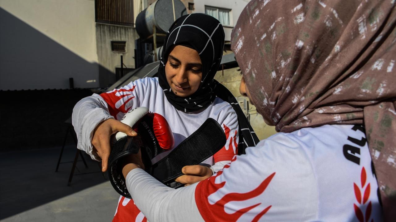 Köymen kardeşler, spor salonundan uzakta kaldıkları Covid-19 sürecinde formlarını kaybetmemek ve çeşitli turnuvalara hazırlanabilmek adına evde ve binalarının damında antrenmanlarını sürdürdü.