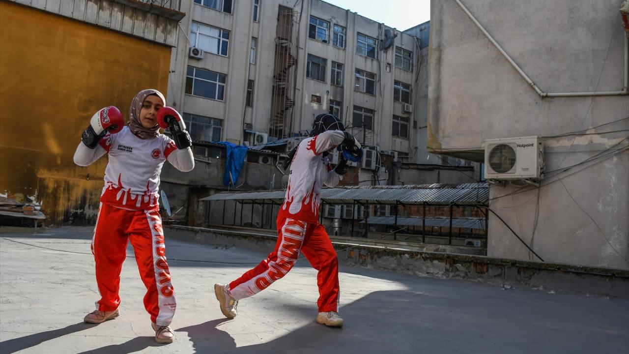 Açık havada spor yapma keyfini yaşayan Köymen kardeşler, bu süreçte hem turnuvalara hazırlandı hem formlarını korudu hem de 2 kişi olmalarının avantajıyla karşılıklı idman gerçekleştirdi.