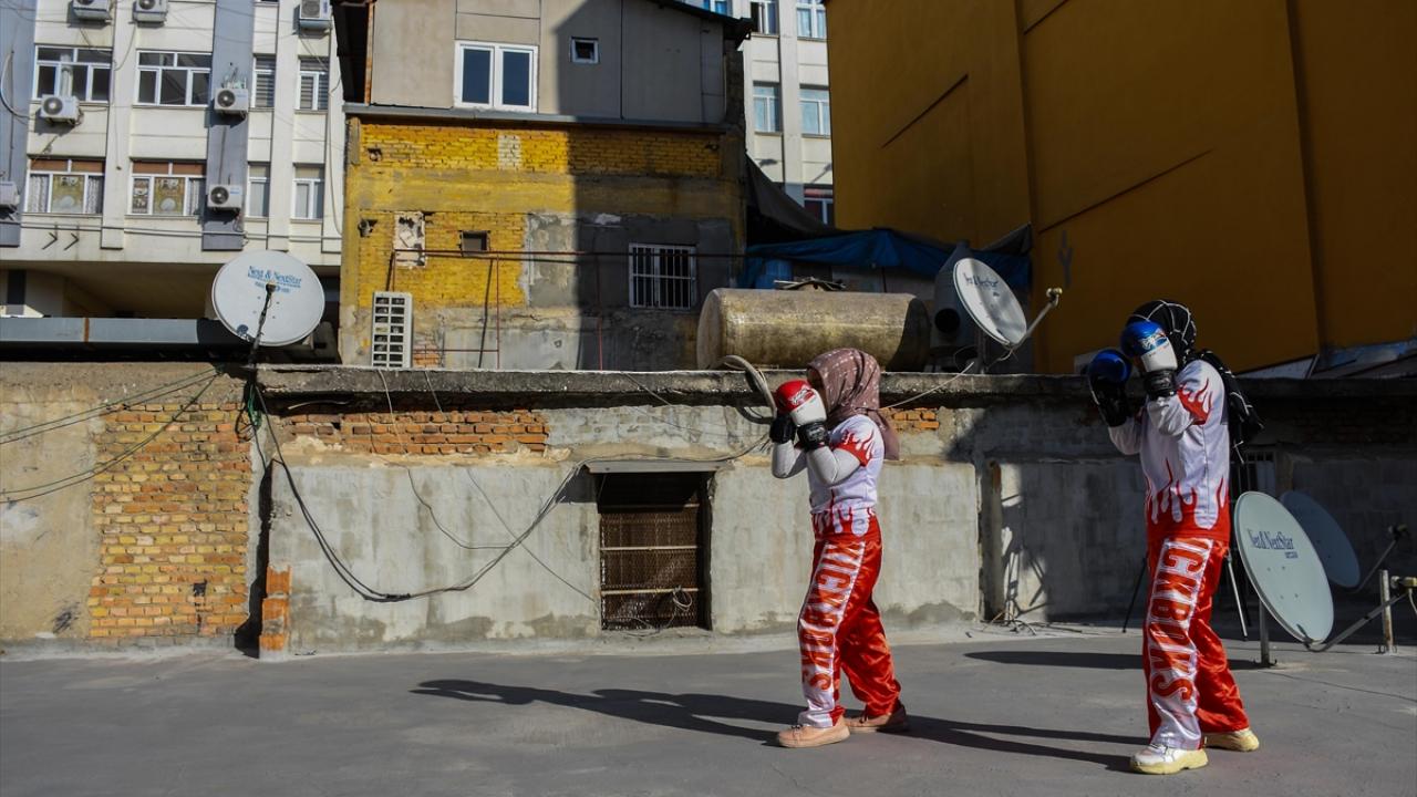 Kardeşiyle antrenman yapmaktan keyif aldığını ifade eden Aleyna, zorunlu olmadıkça Kovid-19 sürecinde evden çıkmadıklarını aktardı.