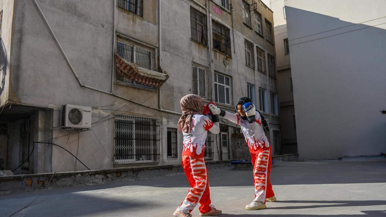 İbanur Köymen de küçük yaşlardan itibaren kick boks sporuna ilgi duyduğunu dile getirdi.