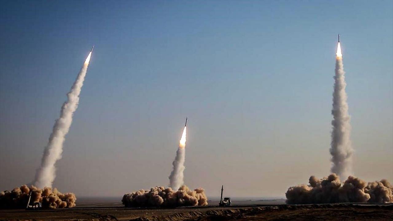 İran devlet televizyonuna göre, "Büyük Peygamber 15" adı verilen tatbikata Devrim Muhafızları Genel Komutanı Tümgeneral Hüseyin Selami ve Hava-Uzay Kuvvetleri Komutanı Tuğgeneral Emir Ali Hacızade ile üst düzey komutanlar da katıldı.