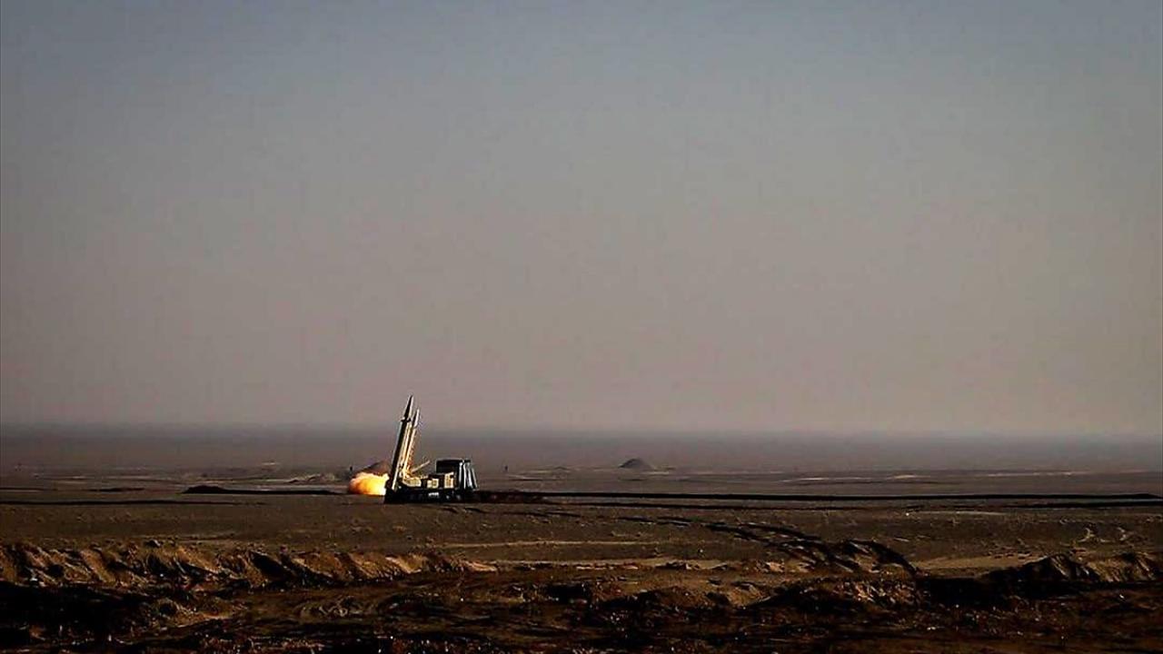Ülkenin merkezindeki Kevir Çölü`nde yapılan tatbikatın ilk aşamasında, onlarca yeni nesil karadan karaya balistik füzeler, bombardıman uçakları ve İHA`lar kullanılarak, belirlenen temsili hedeflere eş zamanlı saldırılar gerçekleştirildi.