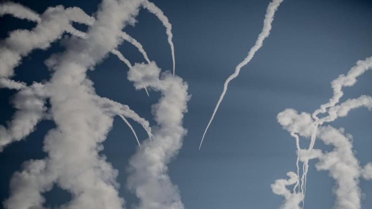 İran ordusu, 13 Ocak`ta da Umman Denizi ve Hint Okyanusu`nu kapsayan geniş bir bölgede donanmaya bağlı savaş gemileri, denizaltılar ve füzelerle manevralar gerçekleştirmişti. Tatbikat kapsamında çeşitli menzile sahip füze ve torpidolar denenmişti.