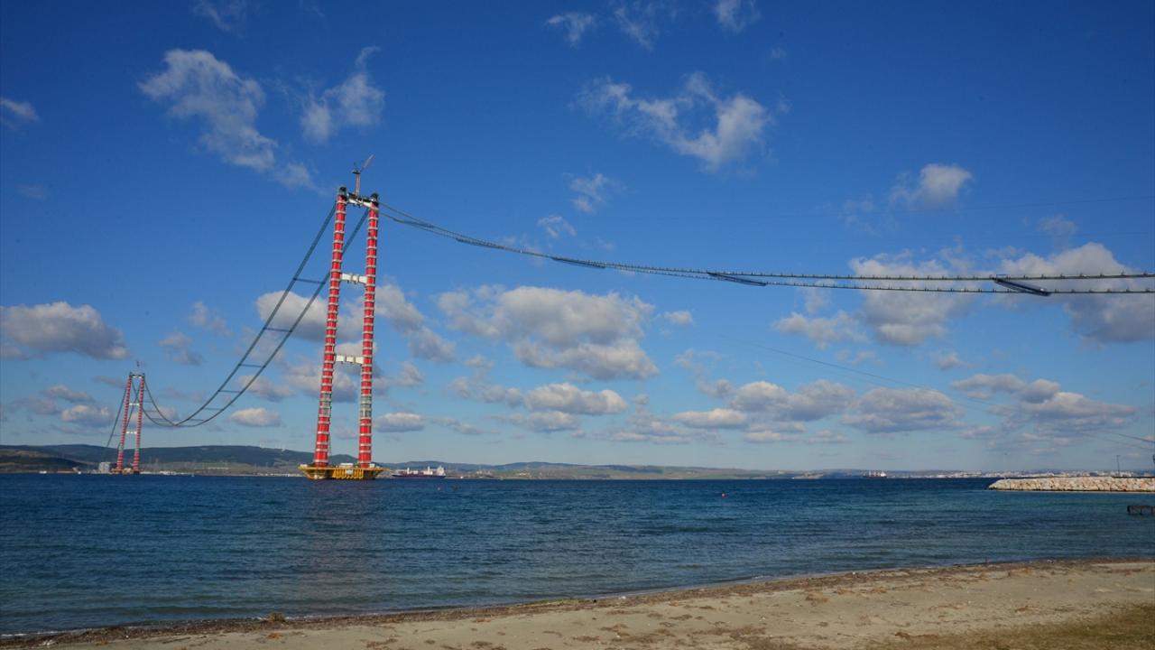 Yüzlerce metre yüksekte çalışmalar hız kesmiyor. Sembollerin köprüsünde inşaat planlamaya uygun ilerliyor.