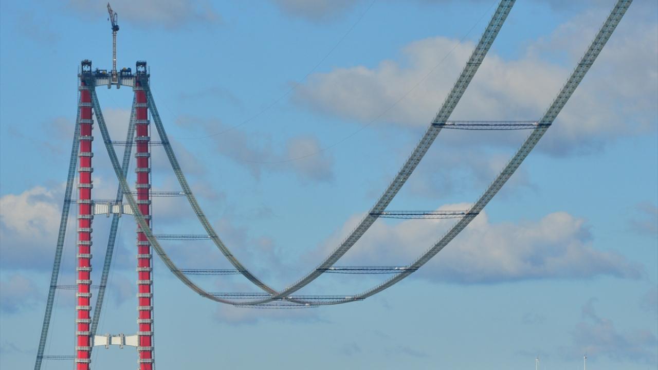 Ana halatların çekilmesinin ardından köprü yolunun yapımına başlanacak.