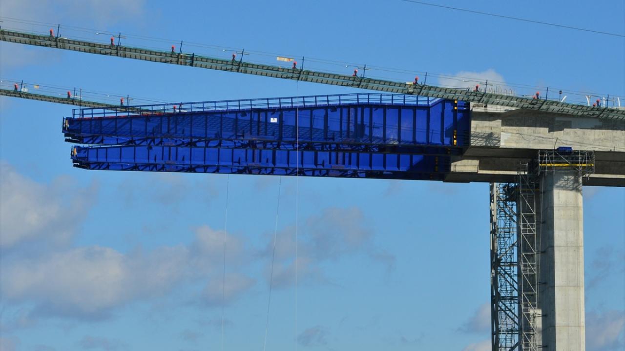 Yaklaşım viyadüklerinin inşaatı da tüm hızıyla sürüyor. 30 metre uzunluğunda ve 17 metre genişliğindeki tabliyeler viyadük ayaklarının üzerine yerleştiriliyor. 