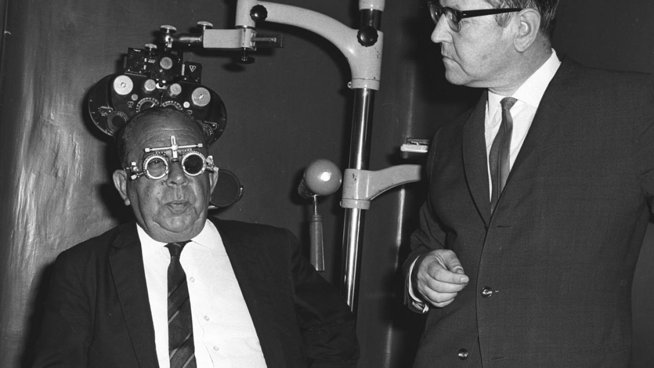 Kıbrıs Türk Toplumu Başkanı ve Kıbrıs Cumhuriyeti Cumhurbaşkanı Yardımcısı Dr. Fazıl Küçük 1961 yılında göz muayenesinde görülüyor. (Arşiv)