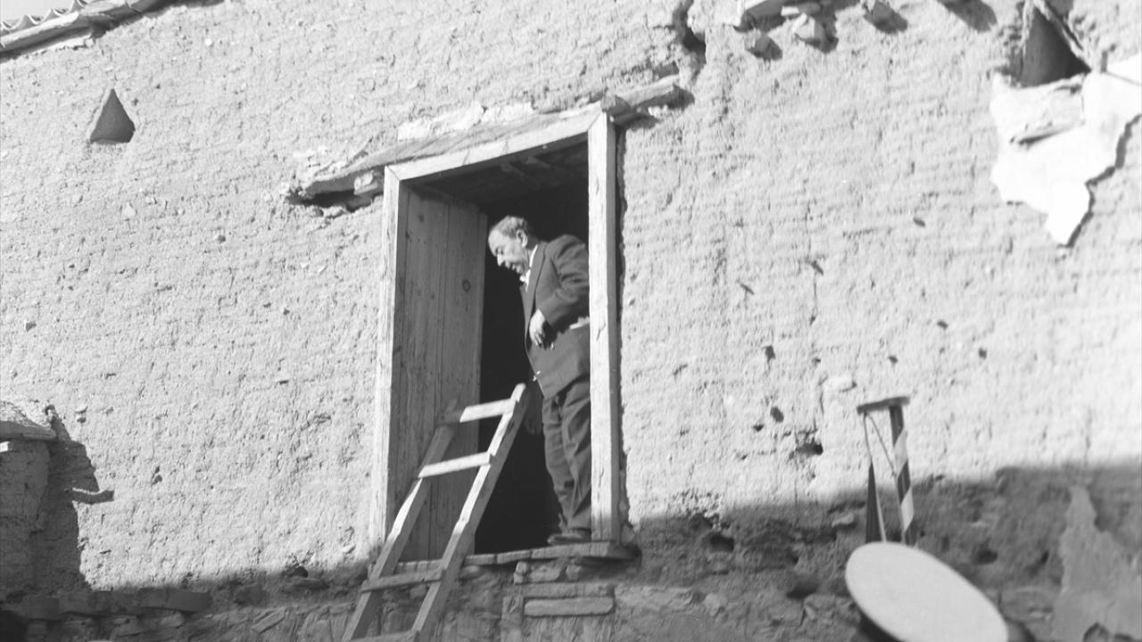 1953 Katliamı sonrası Dr. Küçük, katliamın yapıldığı bölgede incelemelerde bulundu. (Arşiv)