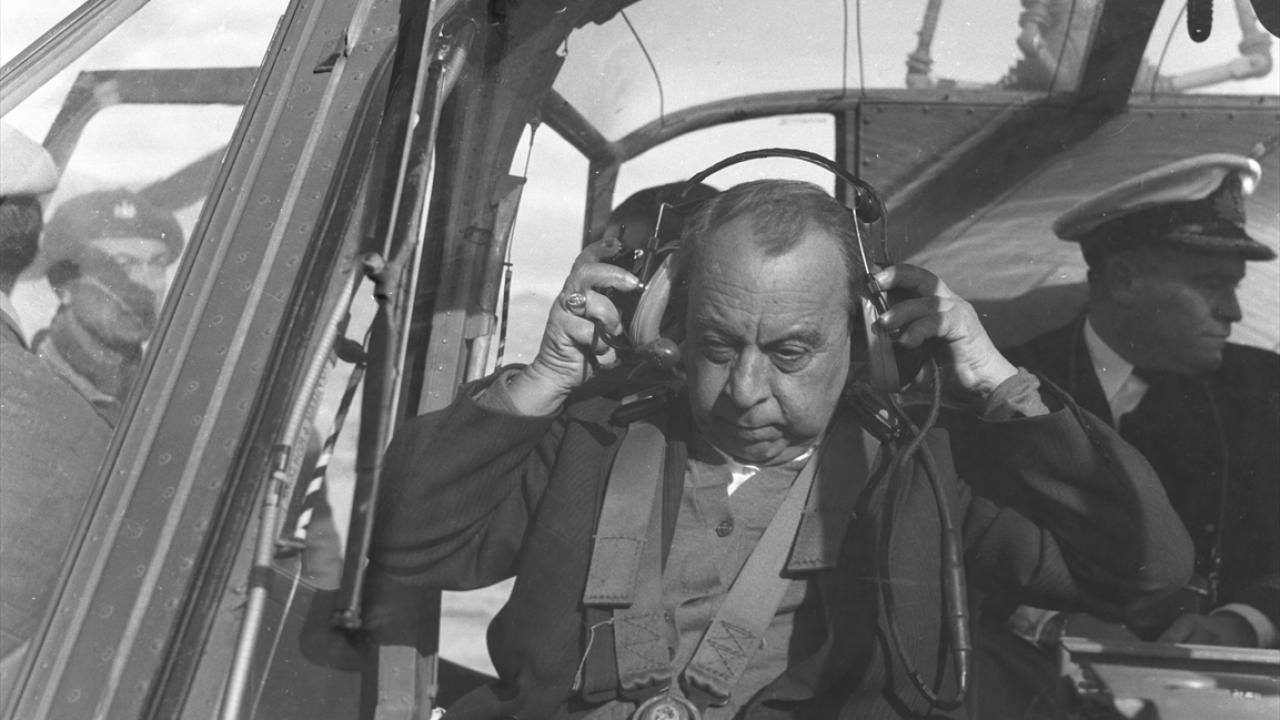 1963 katliamı sonrası, Dr. Küçük, katliamın yapıldığı bölgeye gelerek incelemelerde bulundu. (Arşiv)