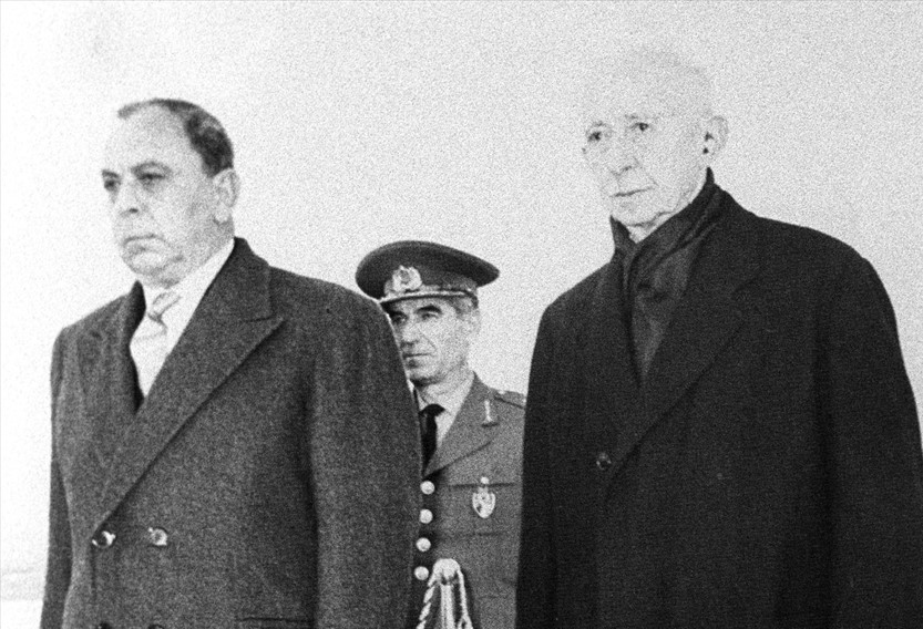 Kıbrıs Cumhuriyeti Cumhurbaşkanı Yardımcısı Dr. Küçük (solda), 1946`da Ankara`ya gelişinde Başbakan İsmet İnönü tarafından karşılandı. (Arşiv)