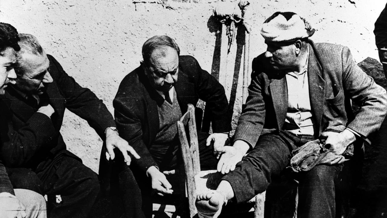 Küçük, 14 Ağustos 1974`te Rumlar tarafından yaralanan bir Türk vatandaş ile sohbet ederken görülüyor. (Arşiv)