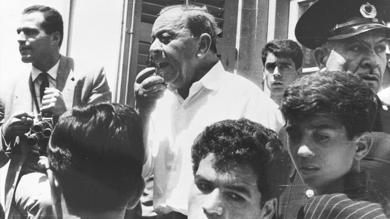 Küçük, 20 Temmuz 1974`te Kıbrıslı Türk`lerle görülüyor. (Arşiv)