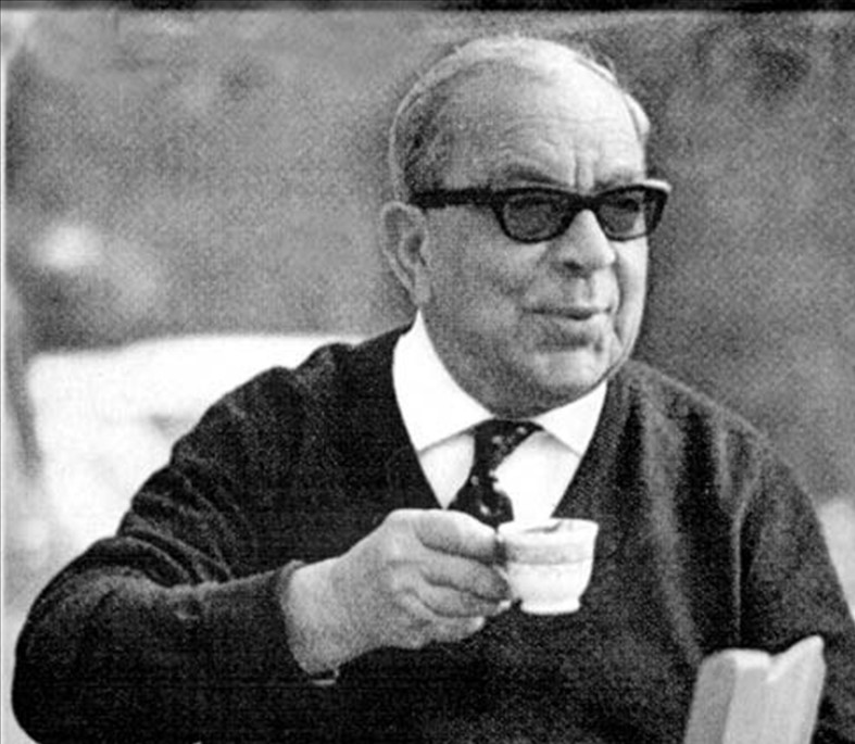 Küçük, 1980 yılında kahvesini içerken görülüyor. (Arşiv)