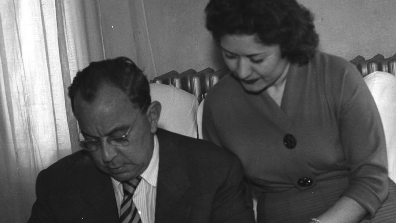 Kıbrıs Türk Toplumu Lideri Küçük (solda) ve eşi süheyla Küçük, 1958 yılında Ankara`da bir programda görülüyor. (Arşiv)