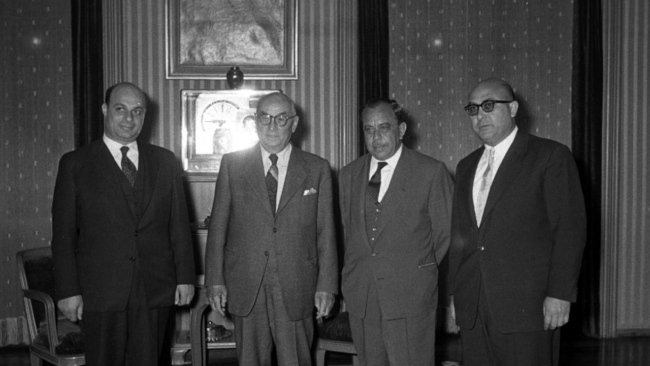 Dönemin Cumhurbaşkanı Celal Bayar (sol 2), 1958`de Çankaya Köşkü`nde Kıbrıs Türk Toplumu Liderleri Rauf Denktaş (solda), Fazıl Küçük (sağ 2) ve Orhan Müderrisoğlu`nu kabul etti. (Arşiv)