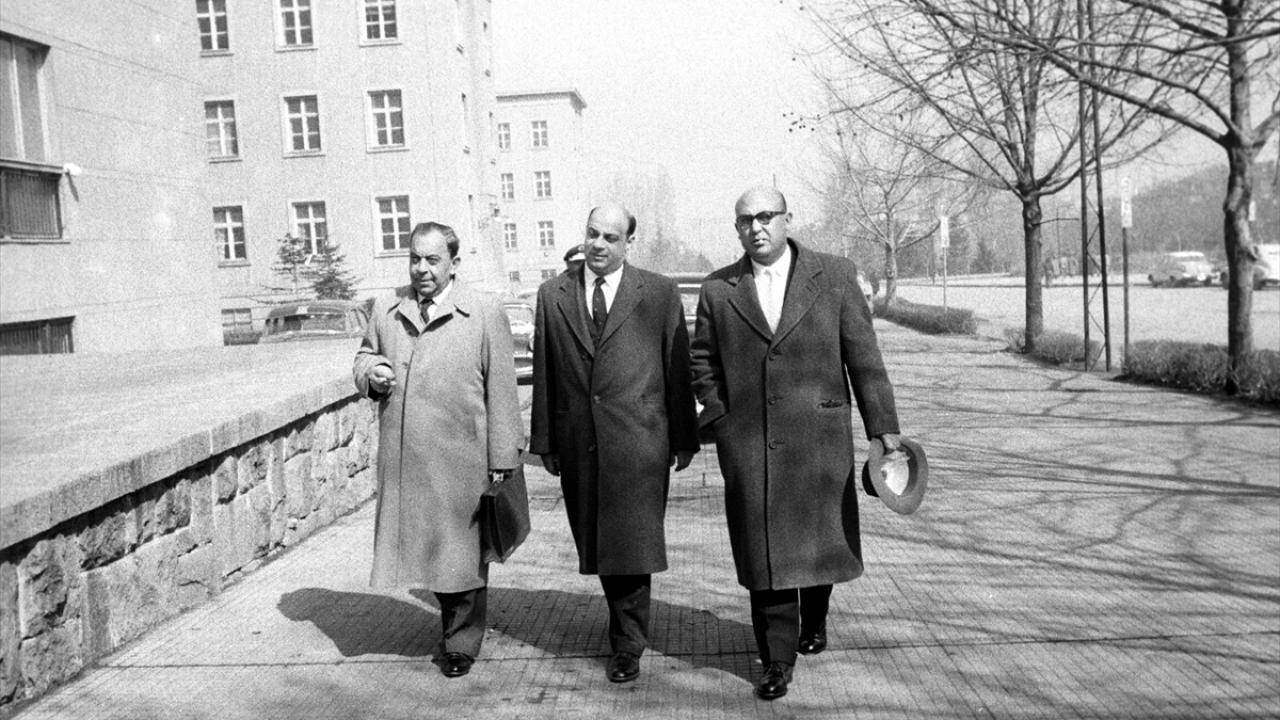 Kıbrıs Türk Toplumu Liderleri (soldan sağa) Fazıl Küçük, Rauf Denktaş ve Orhan Müderrisoğlu, temaslarda bulunmak üzere 1958 yılında Dışişleri Bakanlığı`na gelirken görülüyor. (Arşiv)
