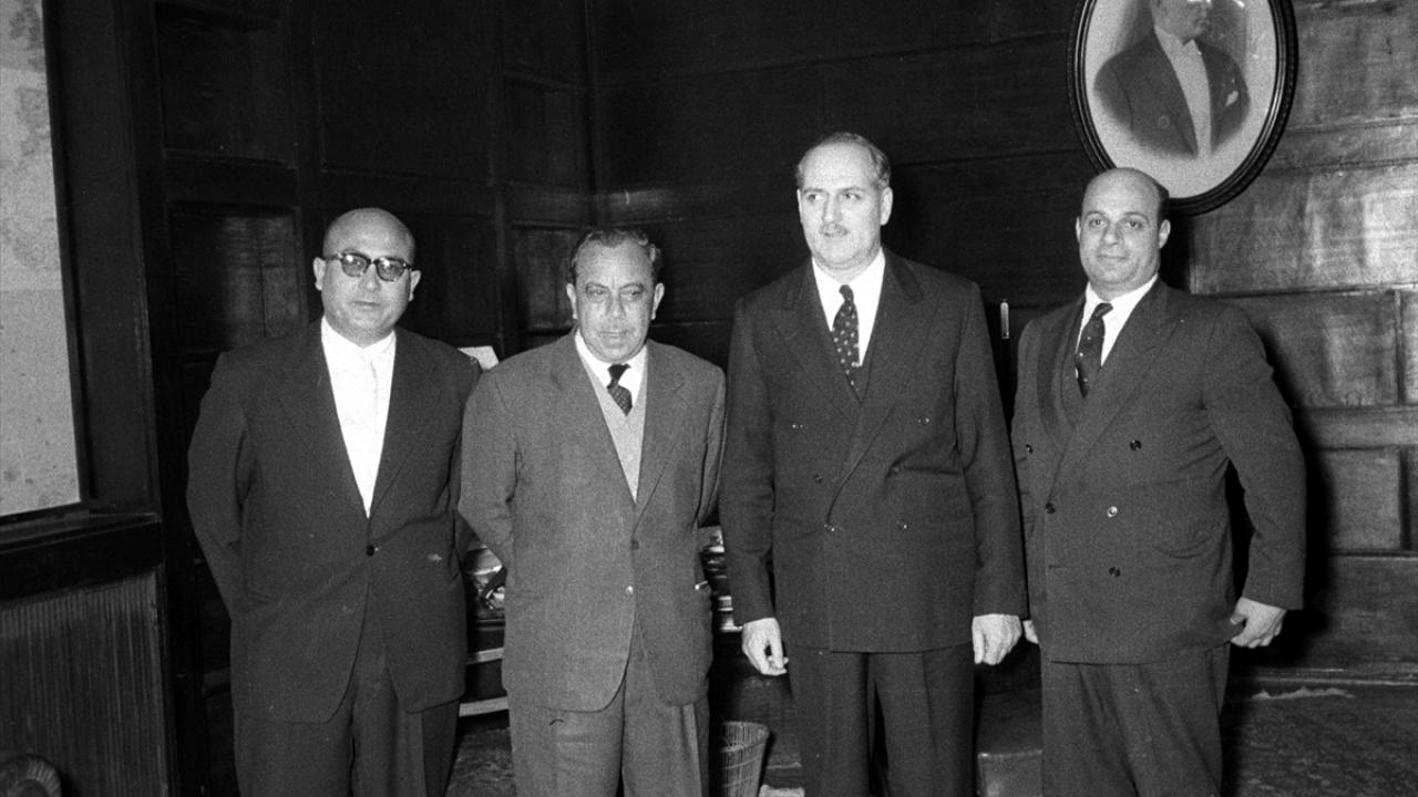 Dışişleri Bakanı Fatin Rüştü Zorlu (sağ 2), 1958`de Kıbrıs Türk toplumu Liderleri Fazıl Küçük (sol 2), Orhan Müderrisoğlu (solda) ve Rauf Denktaş`ı kabul etti. (Arşiv)