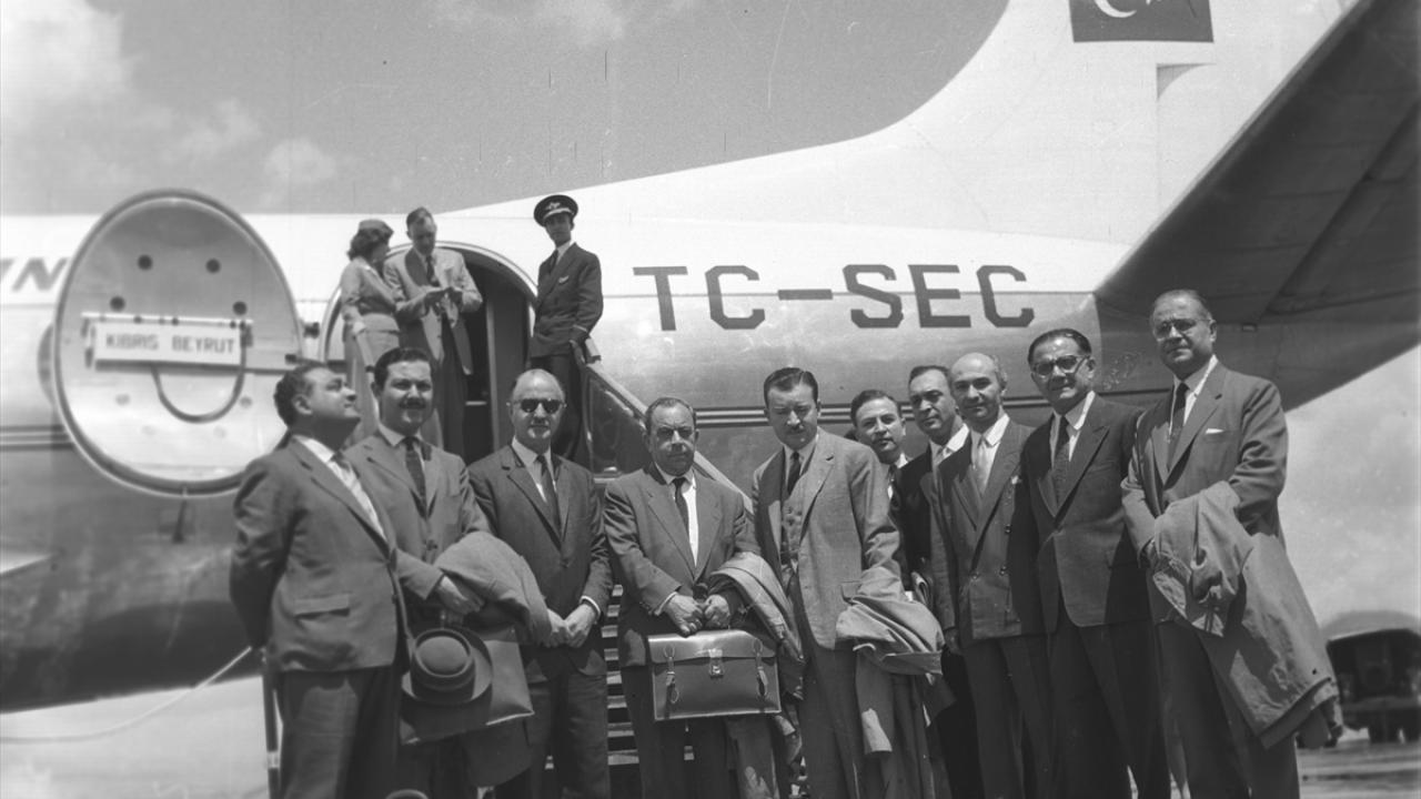 Kıbrıs Türk Toplumu Lideri Fazıl Küçük (ortada eli çantalı), 1958`de Kıbrıs görüşmeleri için Ankara`dan ayrılıyor. (Arşiv)