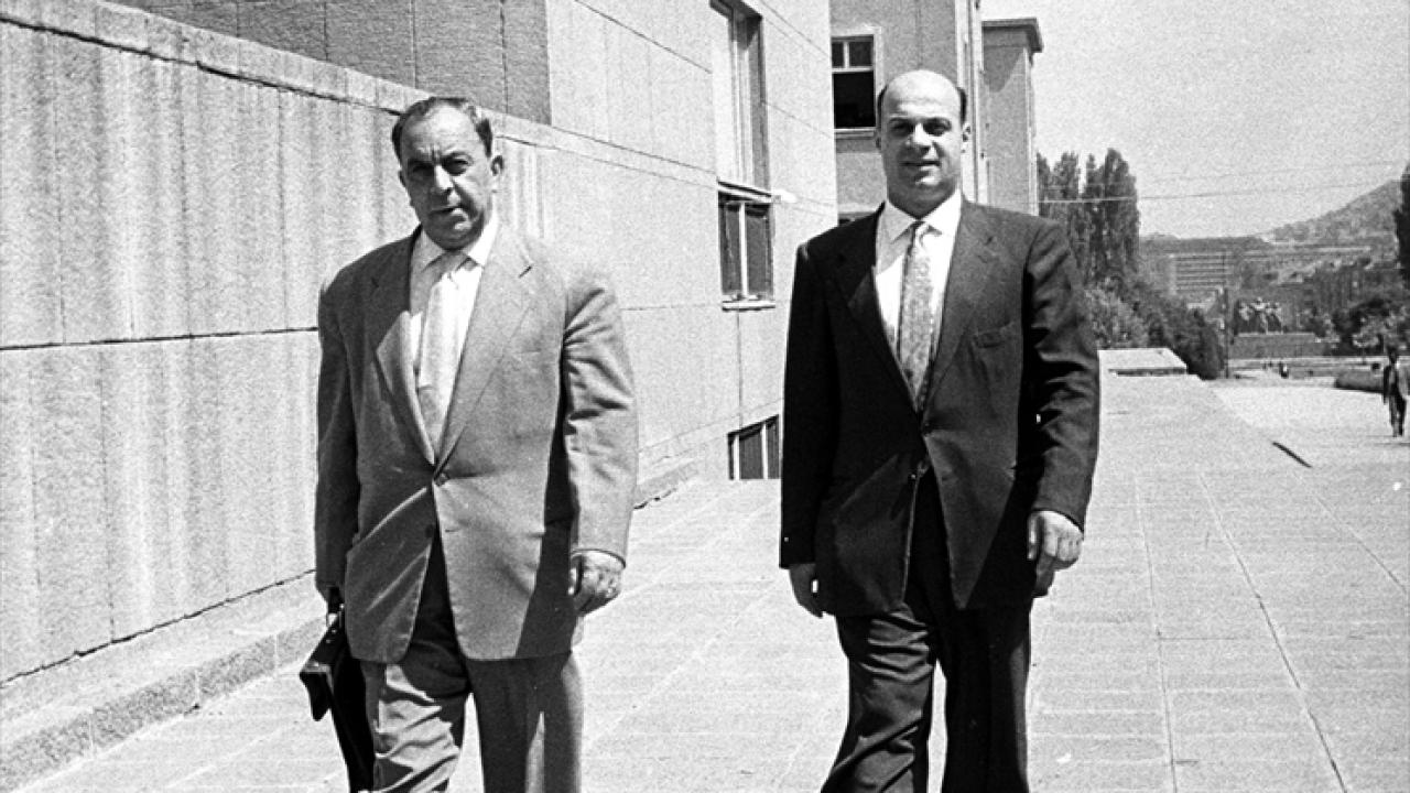 Kıbrıs Türk Toplumu Liderleri Dr. Fazıl Küçük (solda) ve Rauf Denktaş 1957`de temaslarda bulunmak üzere Ankara`ya geldiler. (Arşiv)