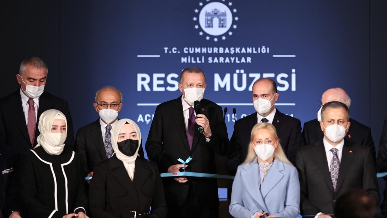 Müze binasının ve eserlerin güvenliğini sağlayan kamera ve alarm sistemleri modernize edildi.