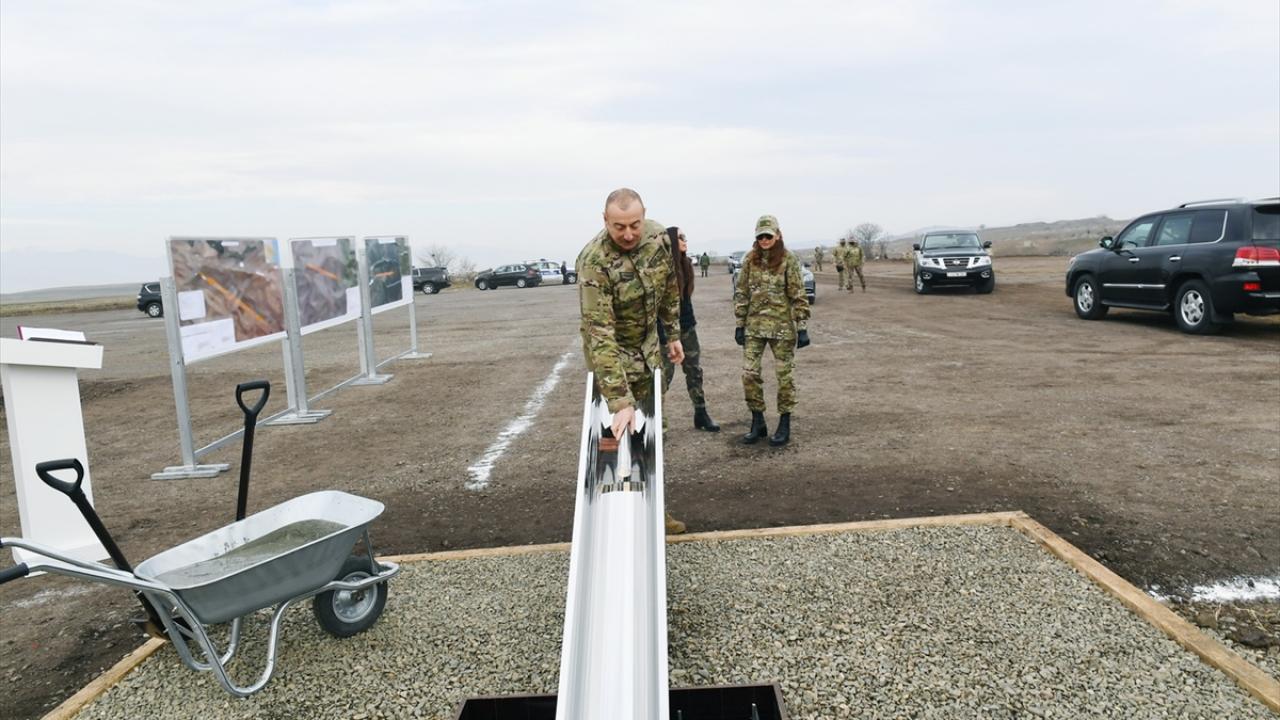 Ziyarette eşi Mihriban Aliyeva ile kızı Leyla Aliyeva da yer aldı. 
